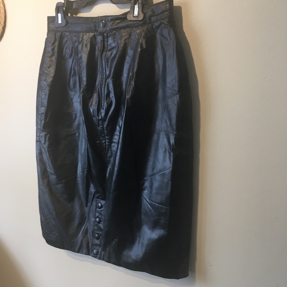 Preview size 10 mid length leather skirt. - Picture 15 of 16